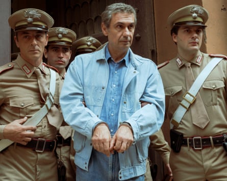 Fabrizio Gifuni as Enzo Tortora getting arrested in Portobello.