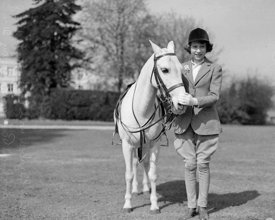 La princesse Elizabeth avec un poney au château de Windsor.