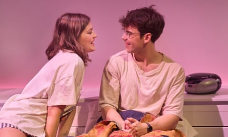 Amber Anderson and Luke Newton in The Shape of Things.