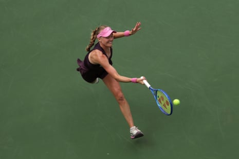 Harriet Dart of Great Britain returns against Peyton Stearns.
