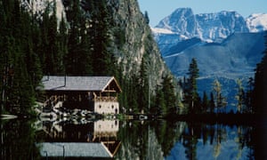 The Lake Agnes Tea House on the shores of the lake with the mountainous backdrop of Banff national park, Canada.