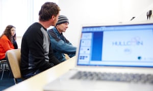 Scott Bates, tepat, tanda-tanda untuk menggunakan versi uji awal mata uang virtual baru.