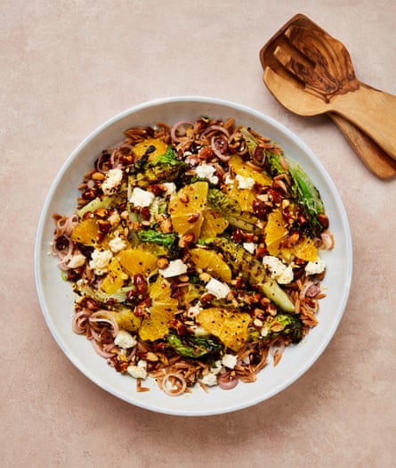 Selada panggang Yotam Ottolenghi dengan jeruk, almond, dan feta.