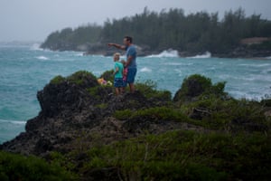 Bermuda: locals watch as increasing wind pushes waves towards the south shore before the arrival of Hurricane Fiona