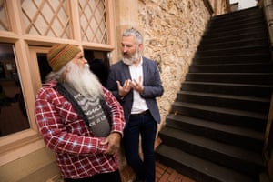 Director of the South Australian Museum, John Carty talking with Ngarrindjeri man Major Sumner (mogi).