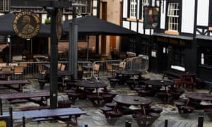 Sebuah pub yang tenang saat makan siang di Manchester selama bulan Oktober