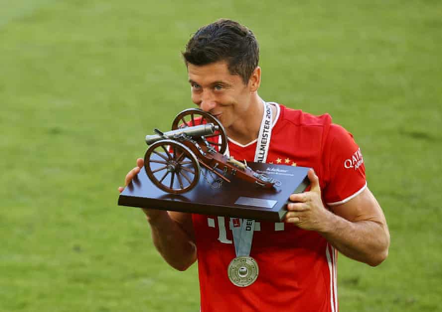 Robert Lewandowski znalazł się na szczycie listy najlepszych strzelców Bundesligi i pobił rekord Gerda Mullera z 41 golami.