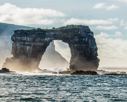 An arch stone statement complete nan sea