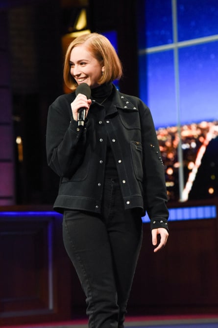 Hannah Einbinder performs standup on a chatshow.