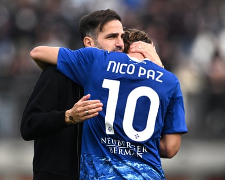 Cesc Fàbregas hugs Nico Paz at the end of the match of the Serie A match between Como and Juventus