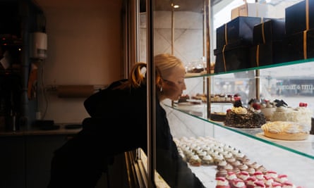 Tyra Åbom serving a customer semla at Lindquists bakery.