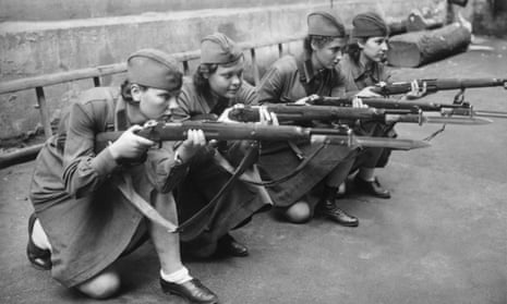 Women soldiers are taught to handle a rifle in September 1941