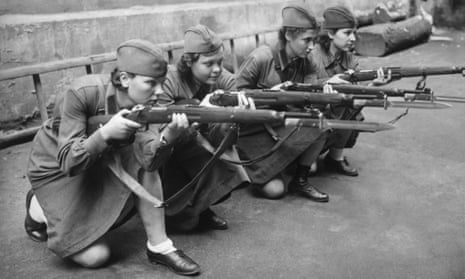 Female soldiers are taught to handle a rifle in Moscow on 9 September 1941.