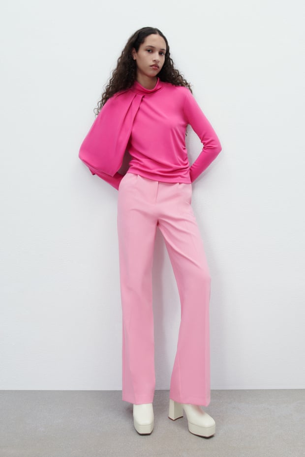 Model wearing spring 2022’s most stylish colour, Zara hot pink top and baby pink trousers 