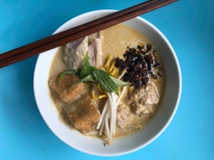 Mandy Lee sườn laksa: lọc hỗn hợp qua rây mịn trước khi pha loãng với nước dừa; Đây không chỉ là cách dễ nhất để loại bỏ vỏ và thân cây.