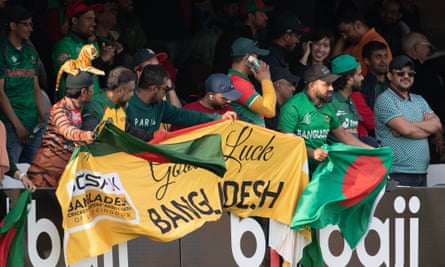 Penggemar Bangladesh menyaksikan tim mereka menghadapi Irlandia di Chelmsford pada bulan Mei.
