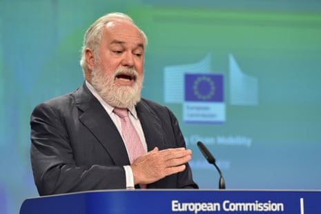 Miguel Arias Cañete, EU commissioner for climate action, said that it is time for Europe to re-invent the car. 