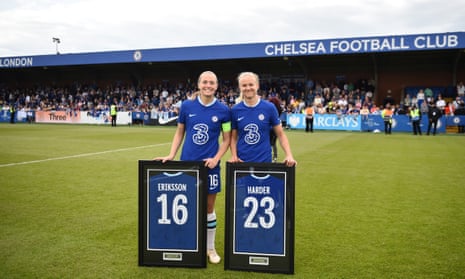 Magdalena Eriksson (kiri) dan Pernille Harder tampil gemilang di Chelsea sore ini dan diberi sambutan meriah oleh para penggemar pada pertandingan kandang terakhir tim musim ini di Kingsmeadow akhir pekan lalu. Pasangan populer itu diperkirakan akan bergabung dengan Bayern Munich dengan status bebas transfer.