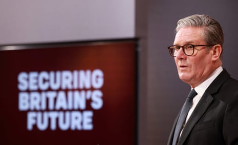 Keir Starmer falando em sua conferência de imprensa em Downing Street.