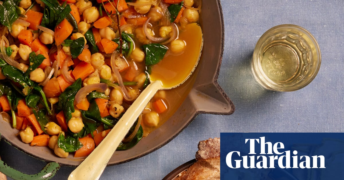 José Pizarro’s recipe for roast carrot, saffron and chickpea stew with spinach