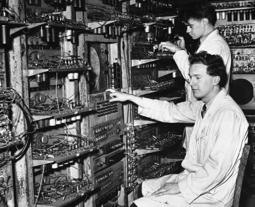 Dai Edwards, left, in 1949 at the console of the Manchester Mark I computer. Behind Dai is GE (Tommy) Thomas, another research student.