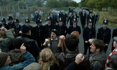 Eine Szene aus der Fernsehserie Sherwood (2023), die die Folgen des Bergarbeiterstreiks in Nottingham untersucht