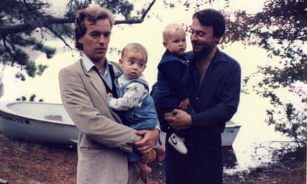 Amis with his son Louis and Hitchens with his son Alexander at Cape Cod in 1985.