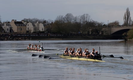 Cambridge pull clear of Oxford in the women’s race.