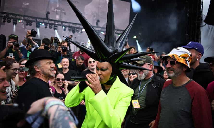 Skin from Skunk Anansie dyker upp på den andra scenen.