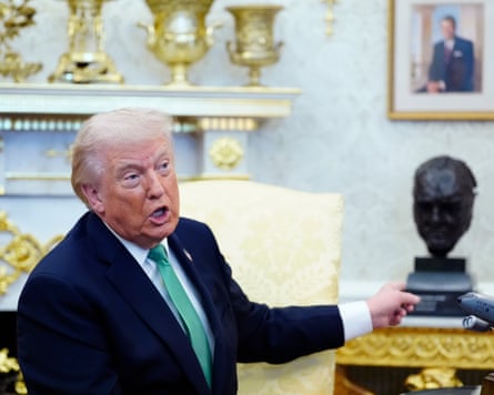 El presidente de Estados Unidos, Donald Trump, hablando en el Oficina Oval