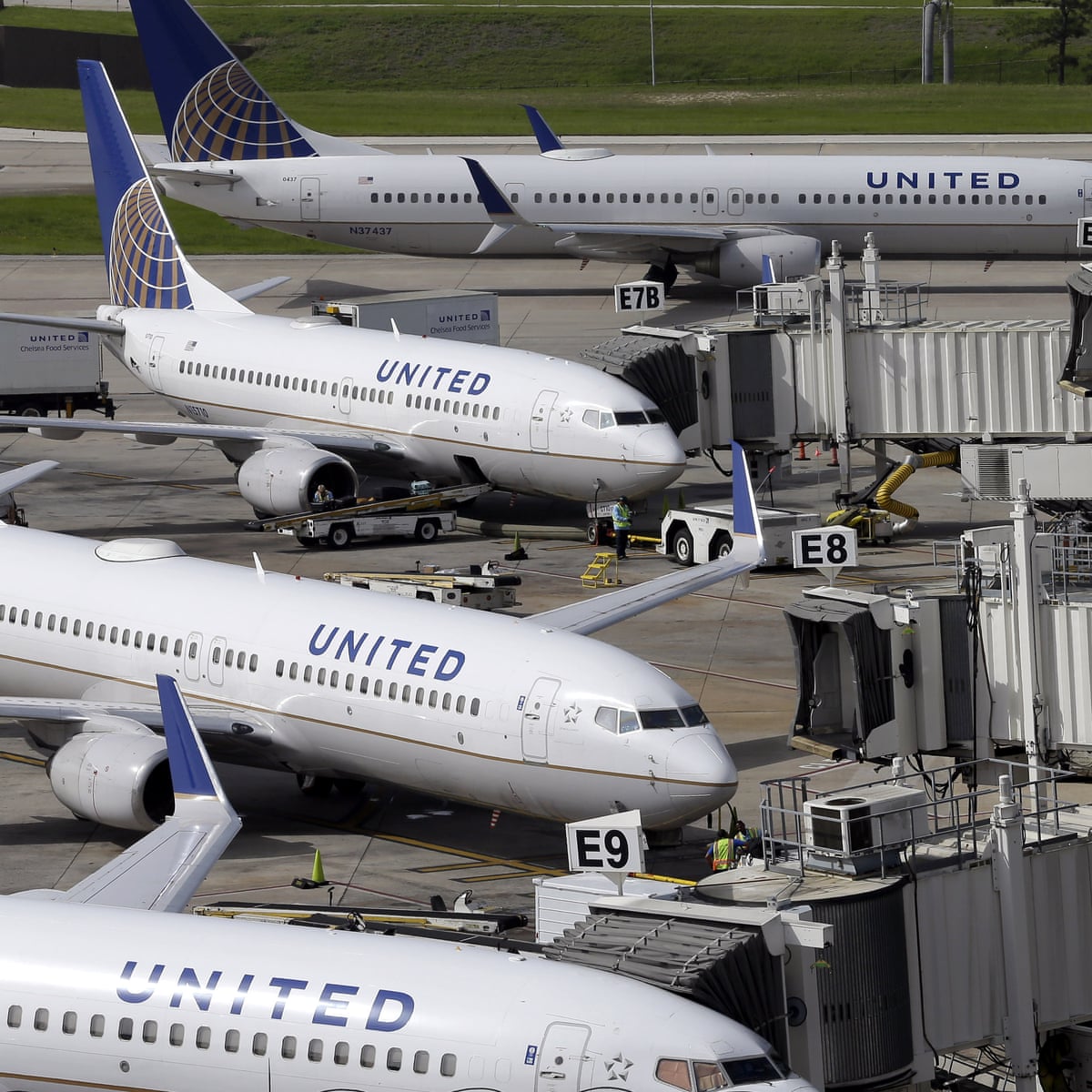 United Airlines defends gate decision to bar girls wearing leggings