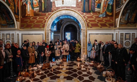Para jemaah selama perayaan Paskah Ortodoks di Katedral Asumsi di sebuah biara gua abad pertengahan di Kyiv, Minggu lalu