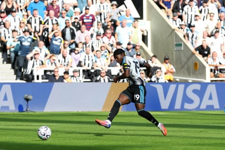 Anthony Elanga sprints clear and slides the ball into the far corner.
