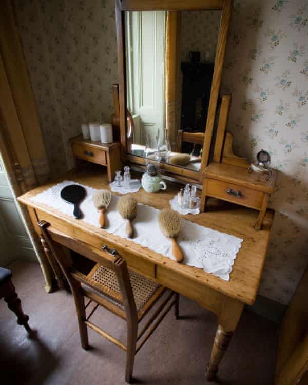 Agnes Towards dressing table
