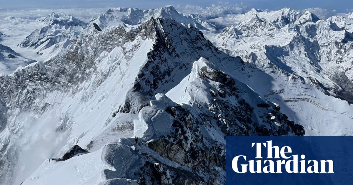 Wspinacze na Mount Everest przygotowują się do posprzątania swojej kupy na początku sezonu |  Mount Everest