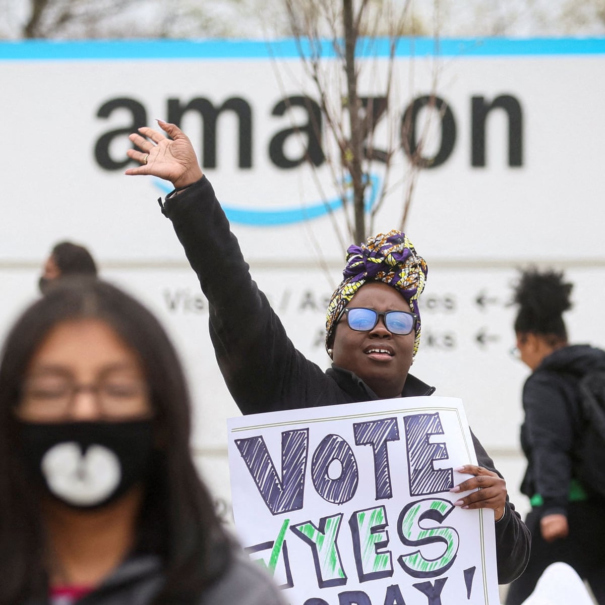 Amazon Workers Reject Union Bid At Second Staten Island Warehouse New York The Guardian Amazon Workers Reject Union Bid At Second Staten Island Warehouse New York The Guardian