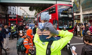 Các nhà hoạt động môi trường chặn đường Brixton