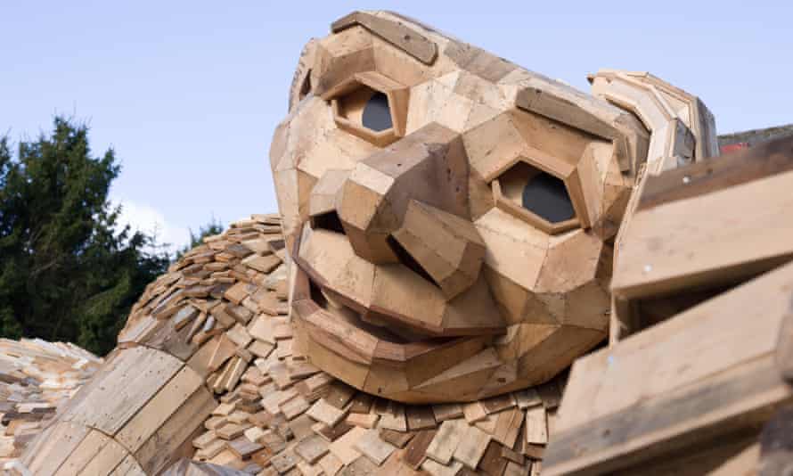 Troll gigante de madera en Kew Gardens para el festival Forever Food