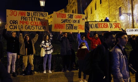 Residents of Palermo thank the police in front of the barracks after the arrest of Denaro.