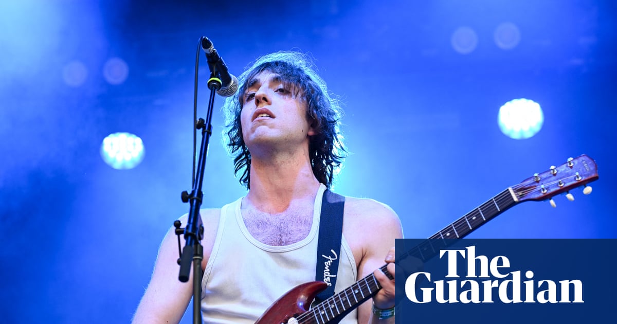 नकली प्रशंसकों और निंदनीय वायरल अभियानों द्वारा इंडी संगीत पर आक्रमण किया गया है। यहां बताया गया है कि यह सब कितना गहरा है