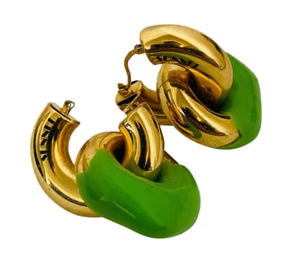 Anting hijau dan emas, £54 oleh Sunnei dari vestiarecollective.com THRIFT