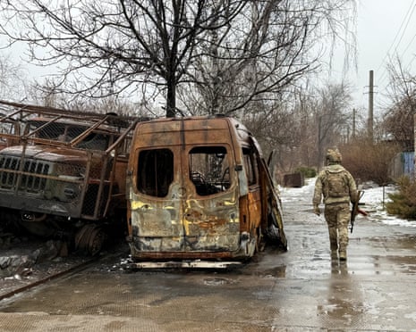 Donald Trump spricht mit Amerikanern und Ukrainern auf dem Podium Flaggen im Hintergrund“ /><p>Die systematische Untergrabung von NATO-Verbündeten stellt eine weitere Dimension dieses umfassenden Verrats dar. Trumps transaktionaler Ansatz in Bezug auf Bündnisbeziehungen, gepaart mit seiner offensichtlichen Bereitschaft, die territoriale Integrität der Ukraine für vermeintliche diplomatische Siege zu opfern, hat die europäische Wahrnehmung der amerikanischen Zuverlässigkeit grundlegend verändert. Die Missachtung souveräner Rechte, insbesondere des Rechts der Ukraine, über ihre eigene Zukunft zu bestimmen, trifft den Kern von Prinzipien, von denen die europäischen Nationen glaubten, dass sie jenseits des Atlantiks geteilt würden.</p><p>Was für europäische Staats- und Regierungschefs und Bürger gleichermaßen am schmerzhaftesten ist, ist die Erkenntnis, dass dieser Verrat von einer Nation ausgeht, die sie stets als ihren engsten Freund und zuverlässigsten Partner betrachtet hatten. Die historischen Bindungen, die durch zwei Weltkriege, den Kalten Krieg und jahrzehntelange Zusammenarbeit geknüpft wurden, scheinen nun nicht mehr auszureichen, um das amerikanische Engagement aufrechtzuerhalten, wenn sie tatsächlich durch autoritäre Aggression auf die Probe gestellt werden.</p><p>Die literarische Einsicht der englischen Gothic-Romanautorin Ann Radcliffe aus dem 18. Jahrhundert schwingt in diesem Zusammenhang kraftvoll mit: „Es gibt kaum Umstände, die bedrückender sind als die Entdeckung der Treulosigkeit bei denen, denen wir vertraut haben.“ Dieser Verrat geht tiefer als Meinungsverschiedenheiten mit Gegnern, weil er den Zusammenbruch grundlegender Vertrauensbeziehungen darstellt, deren Aufbau Generationen gedauert hat.</p><p>Europäische Staats- und Regierungschefs erkennen zunehmend, dass die anhaltende Abhängigkeit von amerikanischen Sicherheitsgarantien eine unhaltbare Verwundbarkeit darstellt. Die wiederholten Demonstrationen amerikanischer Unzuverlässigkeit, insbesondere unter Trumps Führung, haben zu einer grundlegenden Neubewertung der europäischen Verteidigungsfähigkeiten und strategischen Autonomie geführt. Dieser Wandel stellt nicht nur eine politische Anpassung dar, sondern eine historische Neuausrichtung der globalen Machtstrukturen.</p><img src=