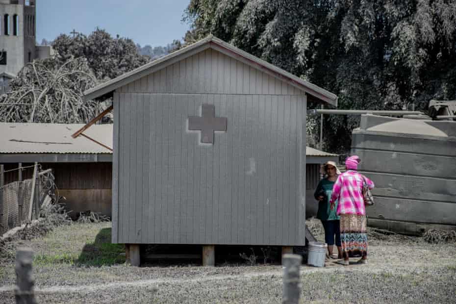 Il personale del Ministero della Salute prepara scorte di forniture mentre le persone si avvicinano per ordinare i medicinali.
