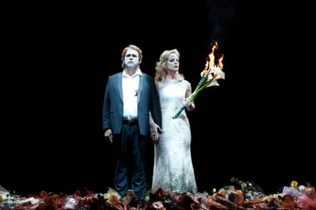 Stefan Vinke as Siegfried and Lise Londstrom as Brünnhilde