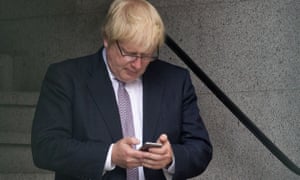 Boris Johnson en su teléfono móvil