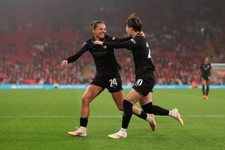 Jogadoras de Liverpool e Manchester City em campo durante a partida pela Women's Super League.
