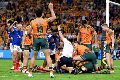 Emmanuel Meafou scores the opening try.