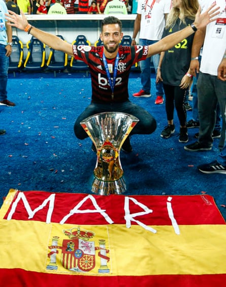 Pablo Marí poses with the trophy after winning the Brasileirão title with Flamengo in 2019.