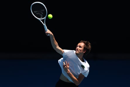 Daniil Medvedev lors d'un match d'entraînement contre Novak Djokovic