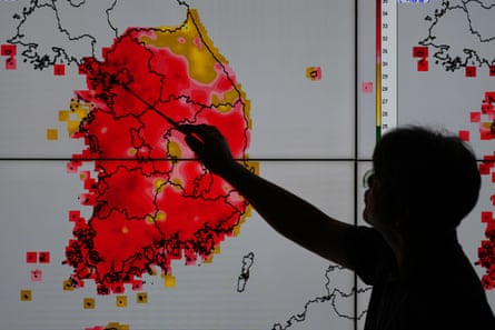 An officer from the Korea Meteorological Administration in Seoul shows a map of the current temperatures across South Korea.